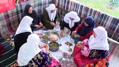 cami bahcesi -  Yöresel kıyafetlerini giyip asırlık iftar geleneğini devam ettirdiler  Videosu