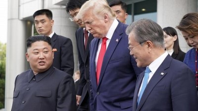 Kim ve Trump'tan sınırda tarihi buluşma