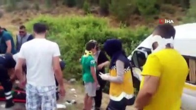 hatali sollama -  Mersin'de minibüs ile otomobil çarpıştı: 10 yaralı Videosu