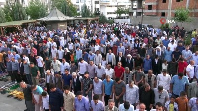 bayram namazi -  Siverek’te bayram sabahında vatandaşlar mezarlığa akın etti  Videosu