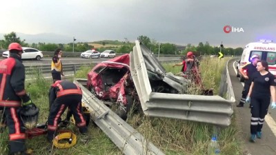  TEM'de aşırı hız ve alkol kaza getirdi... Hurdaya dönen otomobilde 2 kişi hayatını kaybetti