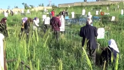 mezarlik ziyareti -  Yüksekova'da Ramazan Bayramı nedeniyle vatandaşlar mezarlıklara akın etti  Videosu