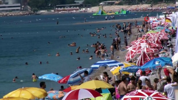 Antalya Nin Iki Yuzu Merkezde Gunes Ve Deniz Yaylalarda Kartopu Keyfi