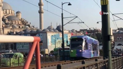 ilginc goruntu -  İstanbul'a boş diye geldiler, kalabalıktan raylarda yürüdüler  Videosu