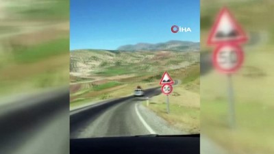 yok artik -  Otomobilin üzerinde akıl almaz yolculuk kamerada  Videosu