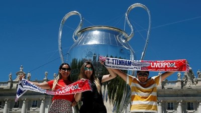 tenha - Şampiyonlar Ligi Finali hatırası: Taraftarlar kupayla fotoğraf çektirmek için sıraya girdi Videosu