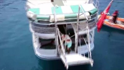 gezi teknesi -  Su alan gezi teknesi yolcularını ve mürettebatını Sahil Güvenlik kurtardı Videosu