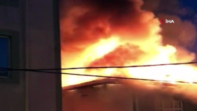polis -  Sultanbeyli'de binanın çatısı alev alev yandı Videosu