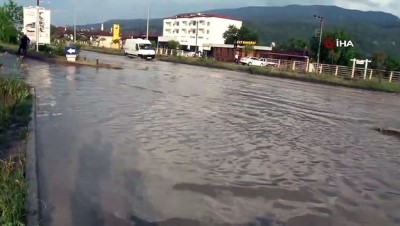 polis -  5 dakika etkili olan sağanak ve dolu yolları göle çevirdi Videosu