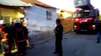 polis -  Bunalıma giren şahıs kendi evini ateşe verdi Videosu