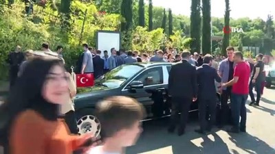  Cumhurbaşkanı Erdoğan aracını durdurarak yoldaki vatandaşlarla sohbet etti