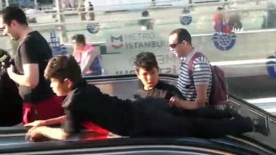 tehlikeli oyun -  Taksim Metro İstasyonunda çocukların tehlikeli yürüyen merdiven oyunu  Videosu