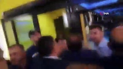 polis -  Ordu VIP olayının görüntüleri ortaya çıktı... Ekrem İmamoğlu ve beraberindekilerin VIP salonunu kullanmak istemeleri sonrasında meydana gelen olaylar kamerada  Videosu