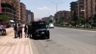 bomba panigi -  Otobüs durağına bırakılan şüpheli çanta fünye ile patlatıldı  Videosu