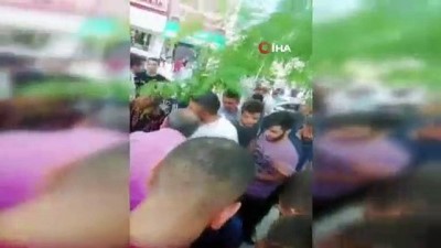 kiz cocugu -  Polis tacizciyi linçten son anda kurtardı Videosu