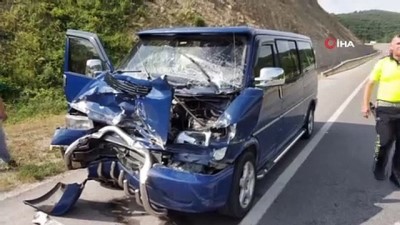patlama sesi -  Samsun'da minibüs tıra çarptı: 4 yaralı  Videosu