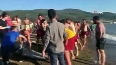 sahil guvenlik -  Suriyeli gençler boğulma tehlikesi geçirdi... Vatandaşlar gençleri böyle kurtardı Videosu