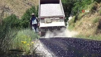 is makinesi -  6 ay kar altında kalan yollar asfaltlanıyor  Videosu