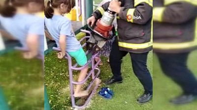 kucuk kiz -  Ayağını merdivene sıkıştıran çocuğun imdadına itfaiye yetişti Videosu