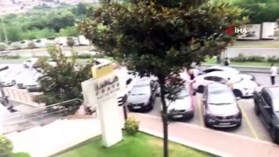 supheli canta - Bahçeşehir’de banka çıkışı kadına kapkaç dehşeti...Kapkaççıların kaçma anı kamerada Videosu