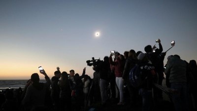 gunes tutulmasi - Güneş tutulması: Şili'ye akın eden turistler gökyüzündeki tarihi ana tanıklık etti  Videosu