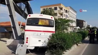 servis otobusu -  Servis otobüsü ile hafriyat kamyonu böyle çarpıştı: 2'si ağır 13 yaralı  Videosu