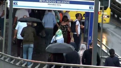 saganak yagmur -  İstanbul’da vatandaşlar sağanak yağmura uyandı  Videosu