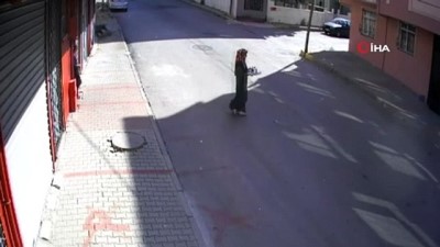 kucuk kiz -  Küçük çocuğun otomobilin altında kalmaktan son anda kurtulduğu anlar kamerada  Videosu