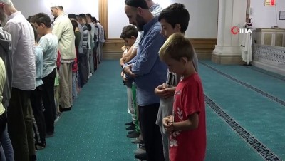 cami imami -  Sabah namazına gelen çocuklara hediye  Videosu