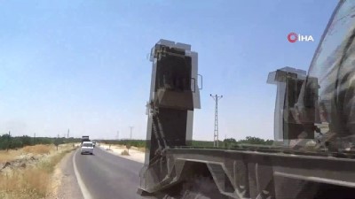 sinir kapisi -  Sınır hattında tank ve mühimmat sevkiyatı Videosu