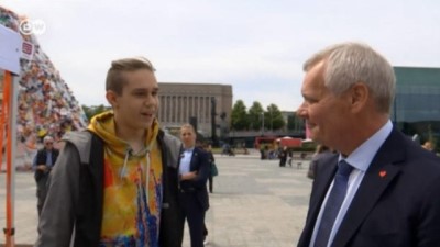 iklim degisikligi - Finlandiya Başbakanı iklim aktivisti gençle görüştü  Videosu