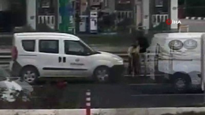 yasli kadin -  Günün en güzel davranışı Eskişehir’den...Çevreyolunun ortasında kalan yaşlı kadının yardımına duyarlı vatandaş koştu  Videosu