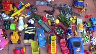 kucuk cocuk -  Sokakta oyuncaklarını satışa çıkardı  Videosu