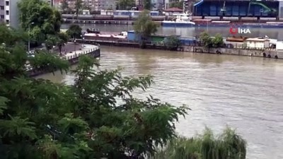balikci esnafi -  Yağışların ardından deniz çamur rengine boyandı, çöpler limana doldu  Videosu