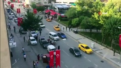 motosiklet surucusu -  Başkent’te otomobilin açılan kapısına motosiklet çarptı: 1 yaralı Videosu