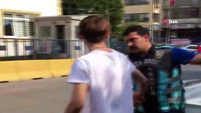 mal varligi -  İstanbul’da diziyle otomobil kullanan maganda yakalandı  Videosu