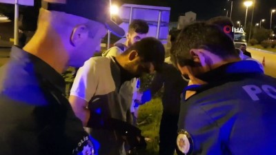 diyalog -  Kaza yaptığı otomobili bırakıp kaçtı  Videosu