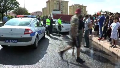 eziler -  Otomobil park halindeki tırın altına girdi: 1 yaralı Videosu