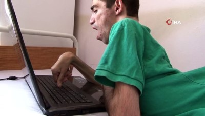 ingiltere -  Yüzde 98 engeli engel olmadı, tek parmağı ile 2 bin şiir yazdı  Videosu