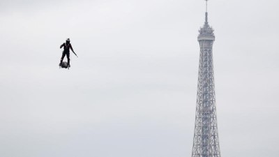 robotlar - 14 Temmuz Bastille Günü kutlamalarında Paris'te flyboard'lu askere yoğun ilgi Videosu