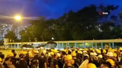 polise saldiri -  - Hong Kong'da Protestocular Banliyöye İndi Videosu