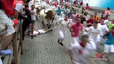 boga kosusu - İspanya'nın San Fermin Festivali boğa koşusunda 5 kişi yaralandı Videosu