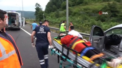 emniyet seridi -  Otomobil, TEM’de park halindeki hafif ticari araca çarptı: 5 yaralı  Videosu