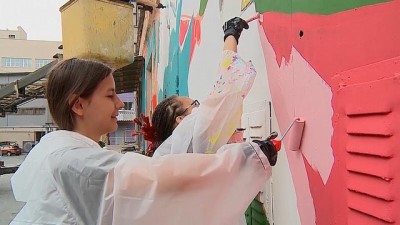 sokak sanati - Graffiti sanatçıları Ekaterinburg'un rengini değiştirdi Videosu