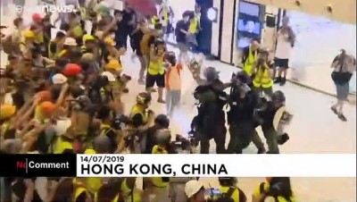 arbede - Hong Kong'da eylemcilerle polis arasında arbede Videosu