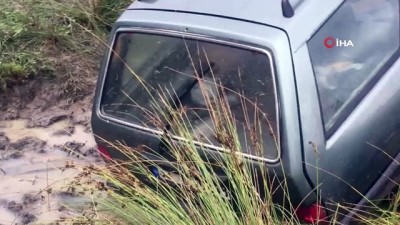 su kanali -  Otomobil su kanalına düştü: 5 yaralı  Videosu