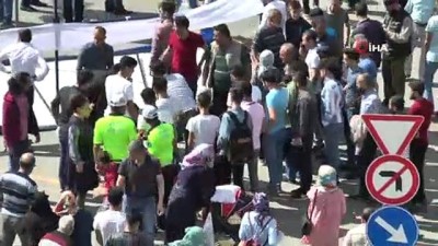 kadin hasta -  Şiddetli rüzgarın devirdiği standın altında kalan kadın yaralandı Videosu