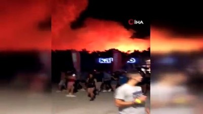muzik festivali -  - Festivalde Yangın Çıktı, Binlerce Kişi Tahliye Edildi Videosu