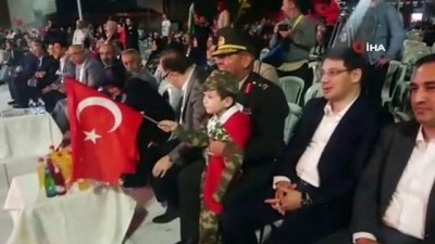 karahisar -  Minik asker üniformasıyla paşaya selam durdu  Videosu