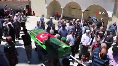 koy mezarligi -  Öldüren baba oğul defnedildi  Videosu